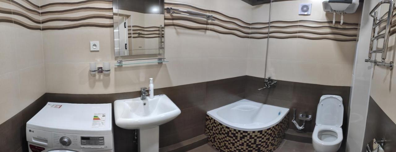 1-Bedroom Apartment In The Very City Center Tasjkent Exteriör bild