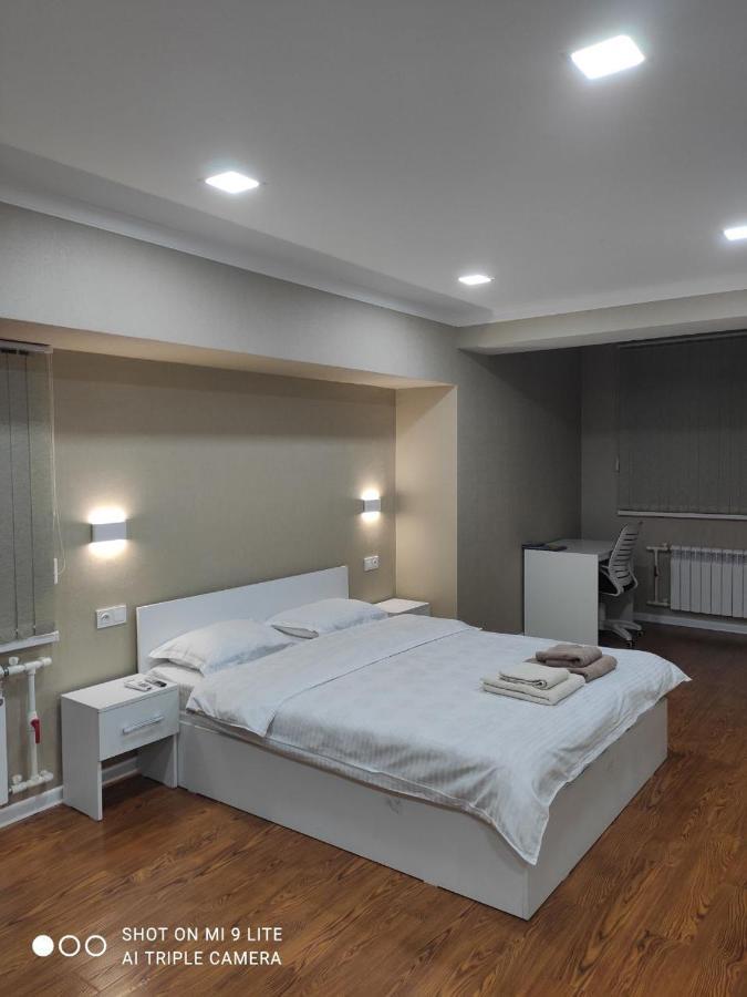 1-Bedroom Apartment In The Very City Center Tasjkent Exteriör bild